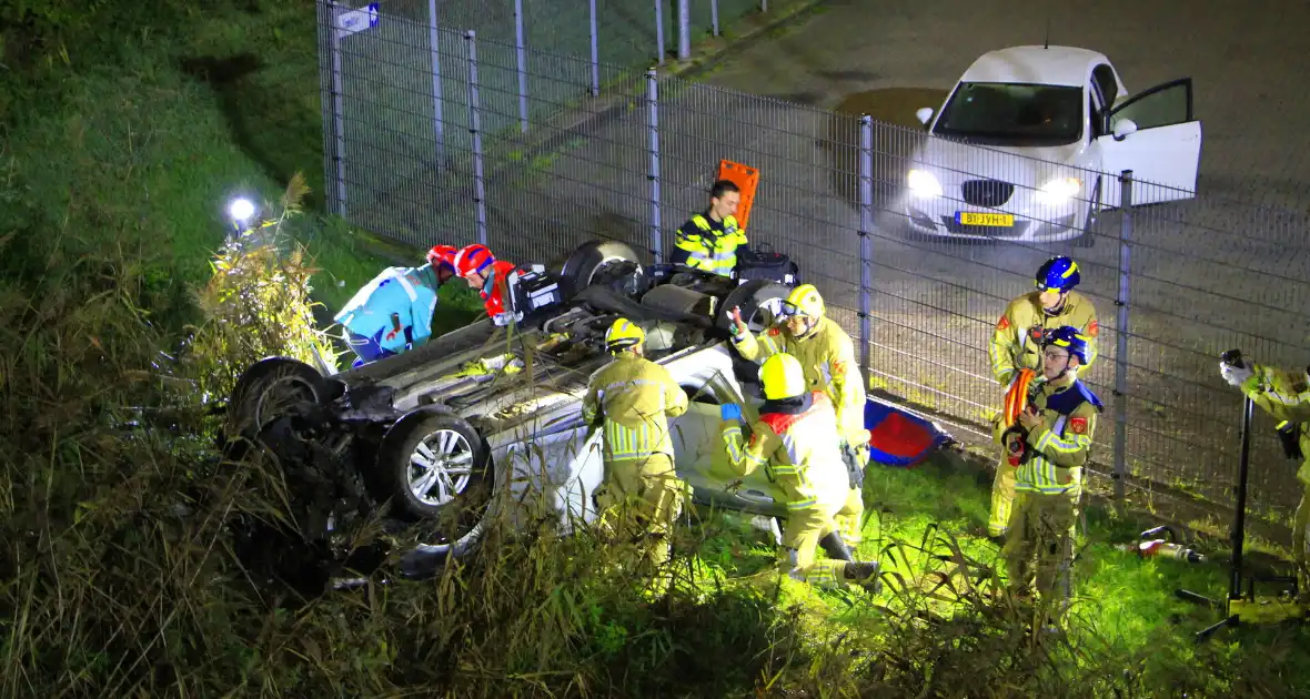 Auto rijdt van talud en belandt op de kop, inzittende gereanimeerd - Foto 1