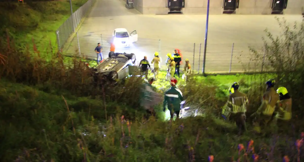 Auto rijdt van talud en belandt op de kop, inzittende gereanimeerd - Foto 4