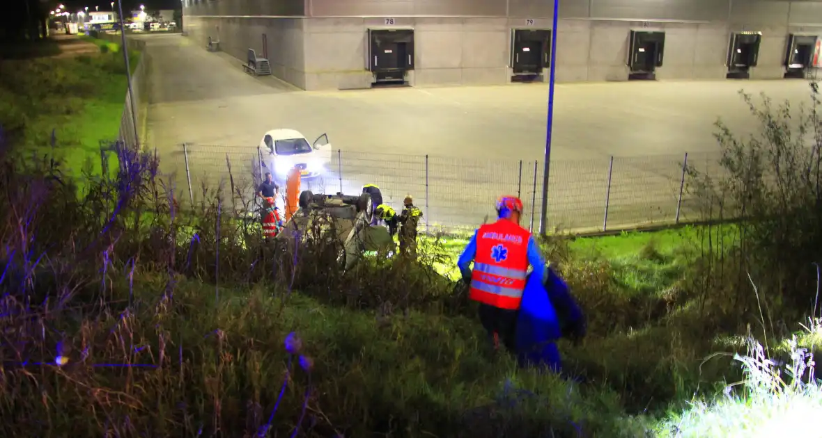 Auto rijdt van talud en belandt op de kop, inzittende gereanimeerd - Foto 5