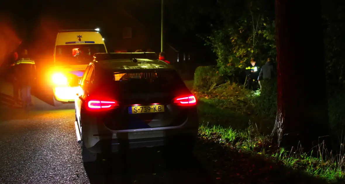 Auto komt op zijkant in tuin terecht, bestuurder aangehouden