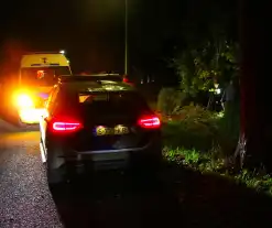 Auto komt op zijkant in tuin terecht, bestuurder aangehouden