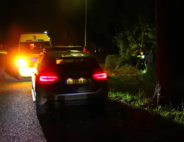 Auto komt op zijkant in tuin terecht, bestuurder aangehouden