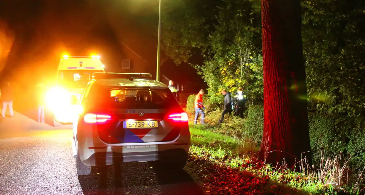 Auto komt op zijkant in tuin terecht, bestuurder aangehouden - Foto 1