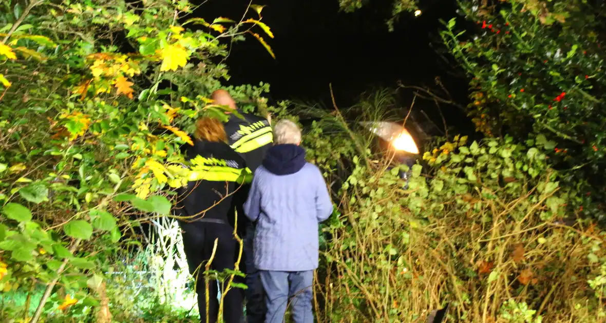 Auto komt op zijkant in tuin terecht, bestuurder aangehouden - Foto 3