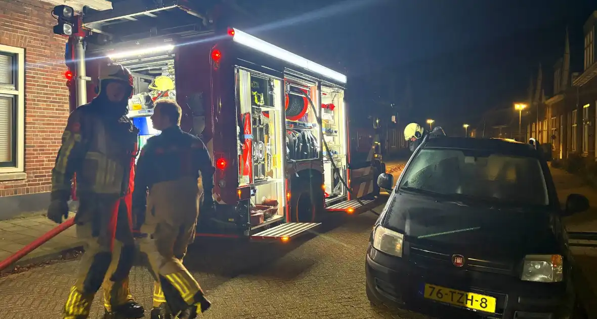 Brand achter woning door kortsluiting