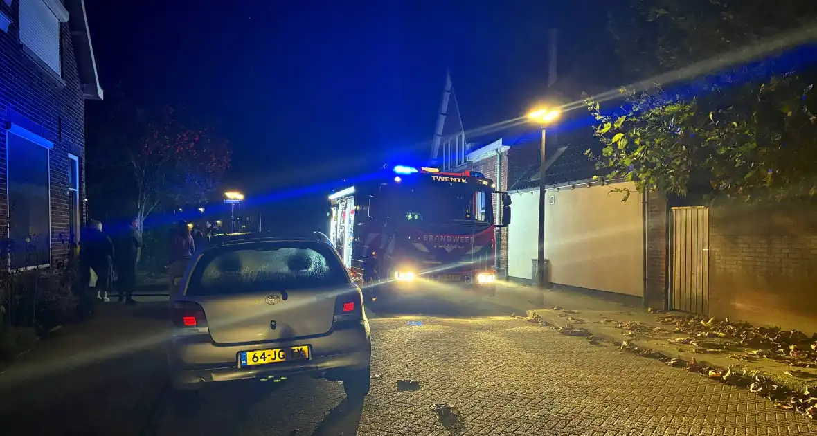 Brand achter woning door kortsluiting - Foto 1