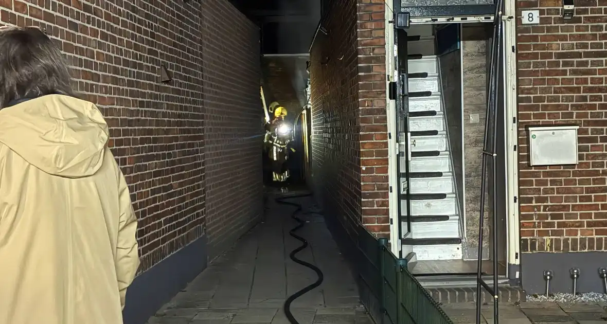 Brand achter woning door kortsluiting - Foto 2