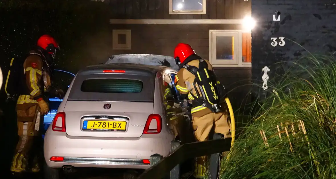 Geparkeerde auto vliegt spontaan in brand - Foto 1