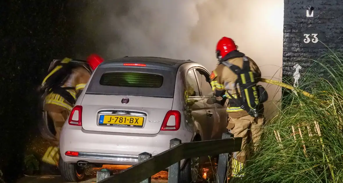 Geparkeerde auto vliegt spontaan in brand - Foto 4