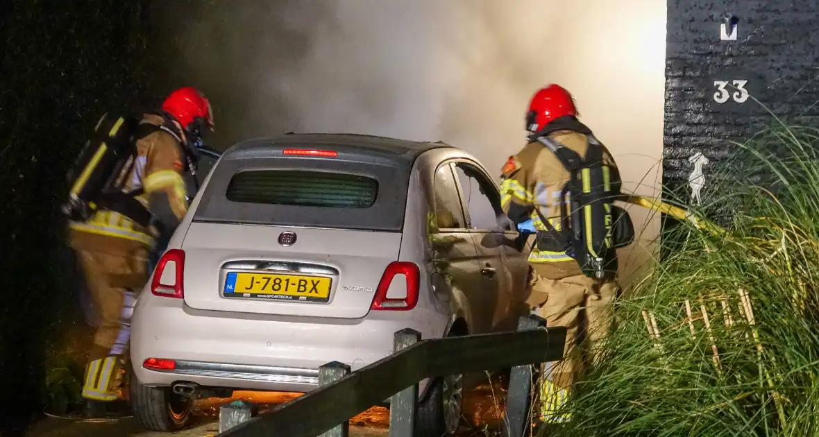 Geparkeerde auto vliegt spontaan in brand - Foto 7