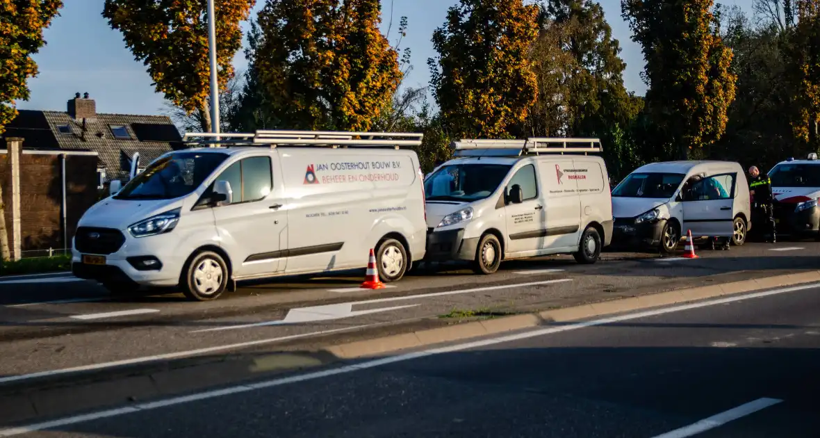 Bestuurders van bestelbussen klappen achter op elkaar