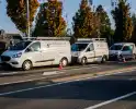 Bestuurders van bestelbussen klappen achter op elkaar