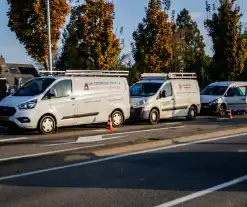 Bestuurders van bestelbussen klappen achter op elkaar