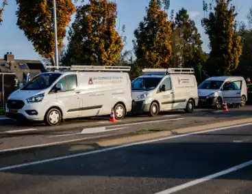 Bestuurders van bestelbussen klappen achter op elkaar