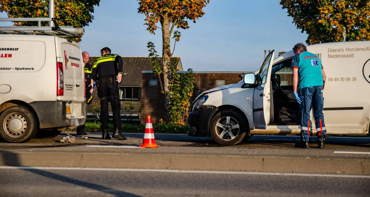 Bestuurders van bestelbussen klappen achter op elkaar - Foto 1