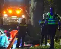 Auto botst tegen boom en belandt in greppel, 62-jarige bestuurder overleden
