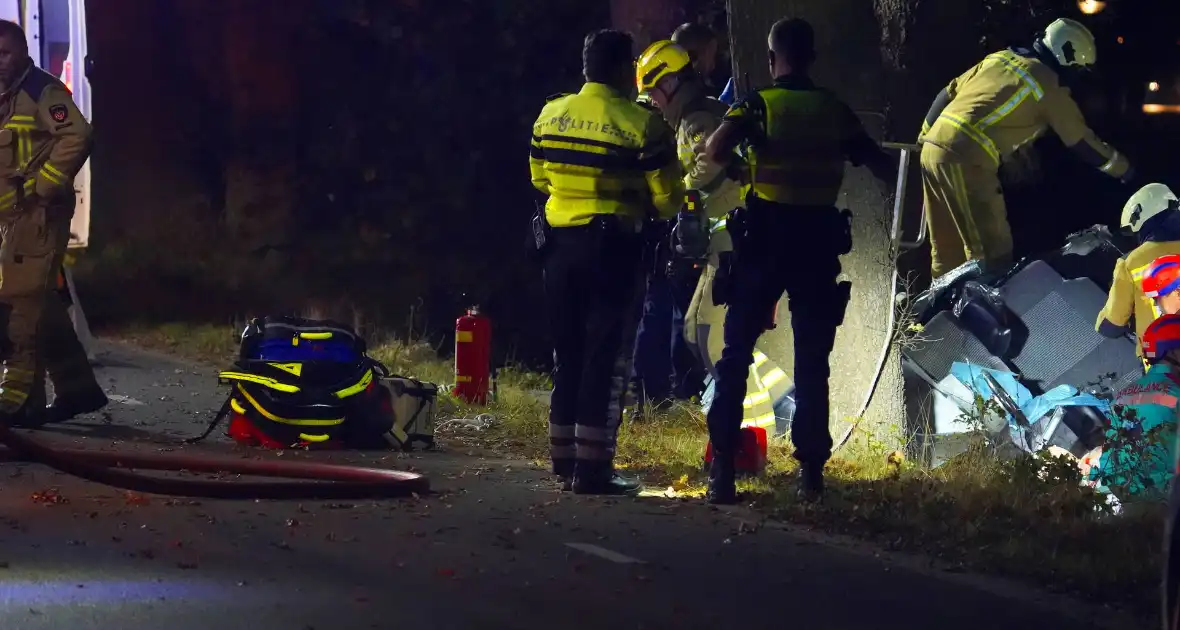 Auto botst tegen boom en belandt in greppel - Foto 1