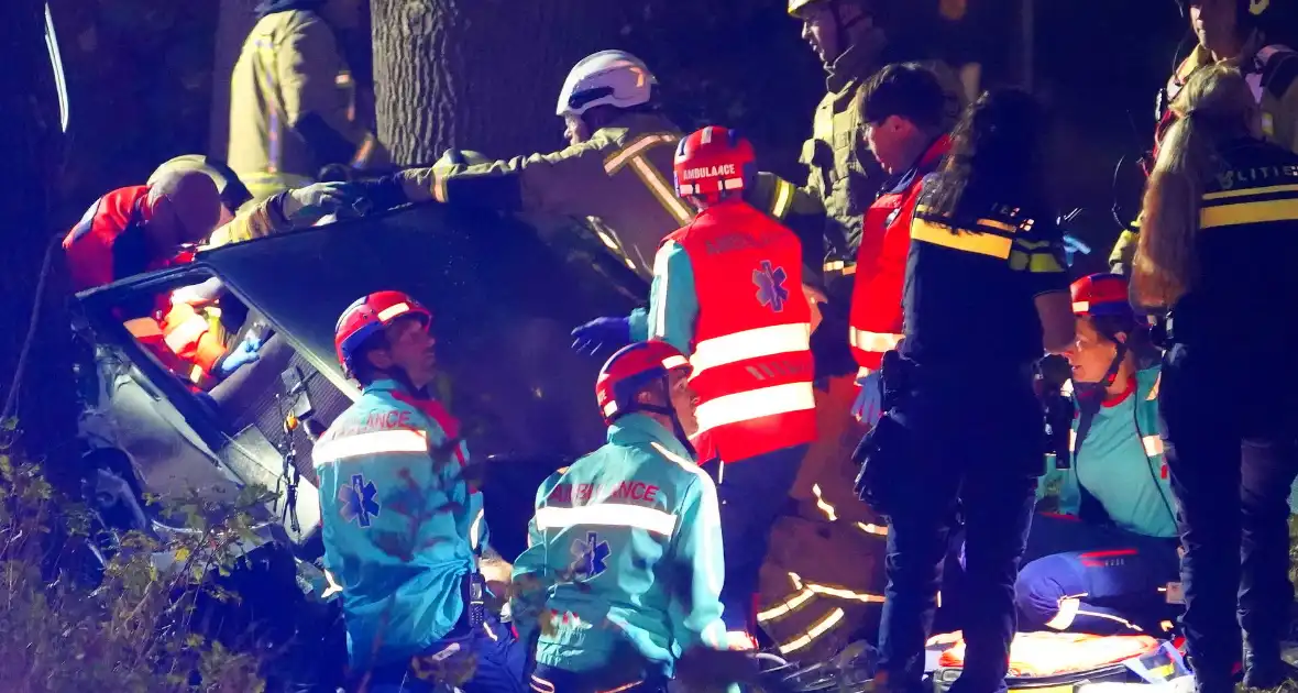 Auto botst tegen boom en belandt in greppel - Foto 3