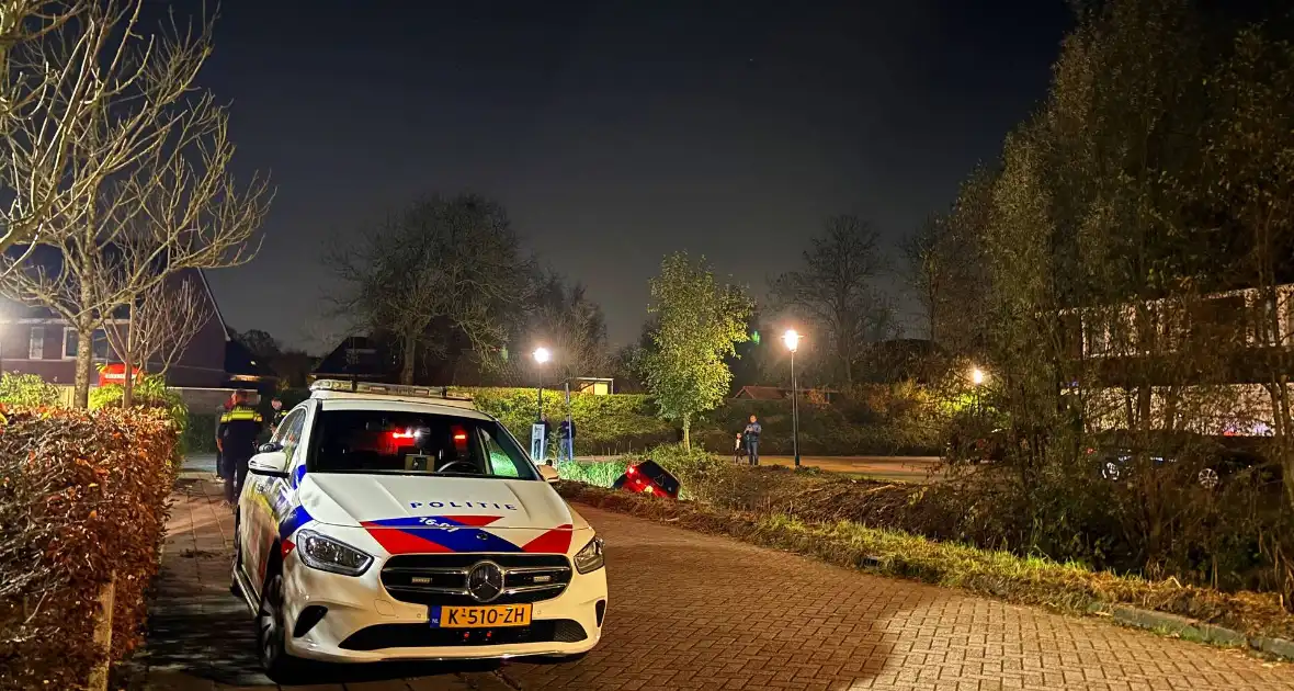 Oudere vrouw belandt met brommobiel in sloot - Foto 1