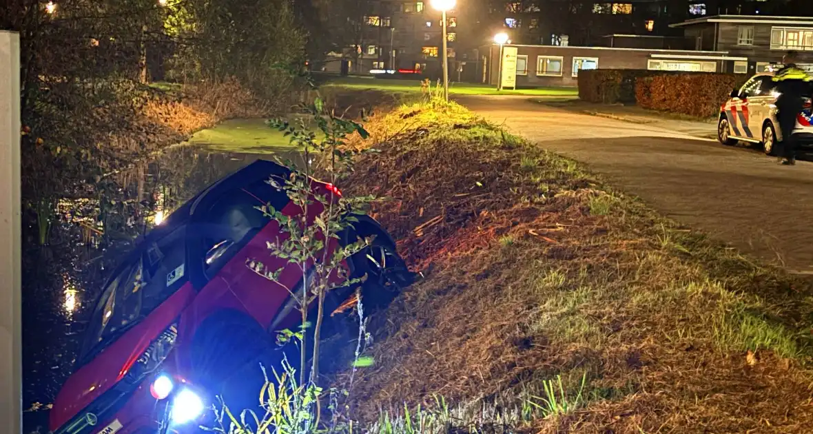 Oudere vrouw belandt met brommobiel in sloot - Foto 2