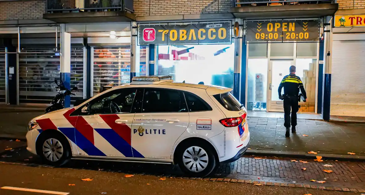 Personeel tabak shop bedreigt met mes - Foto 7