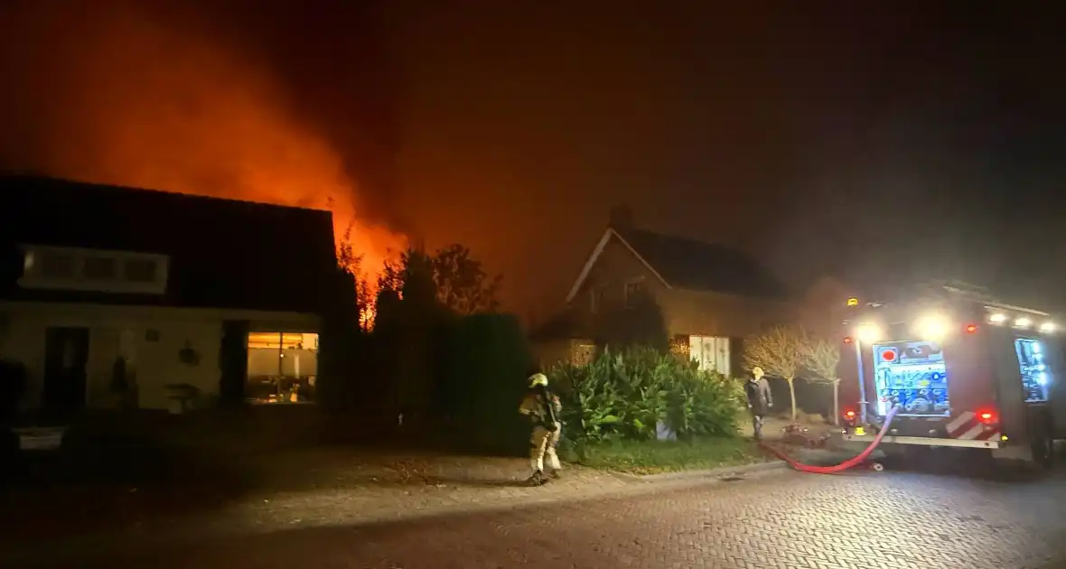 Vlammen slaan uit dak van schuur - Foto 1