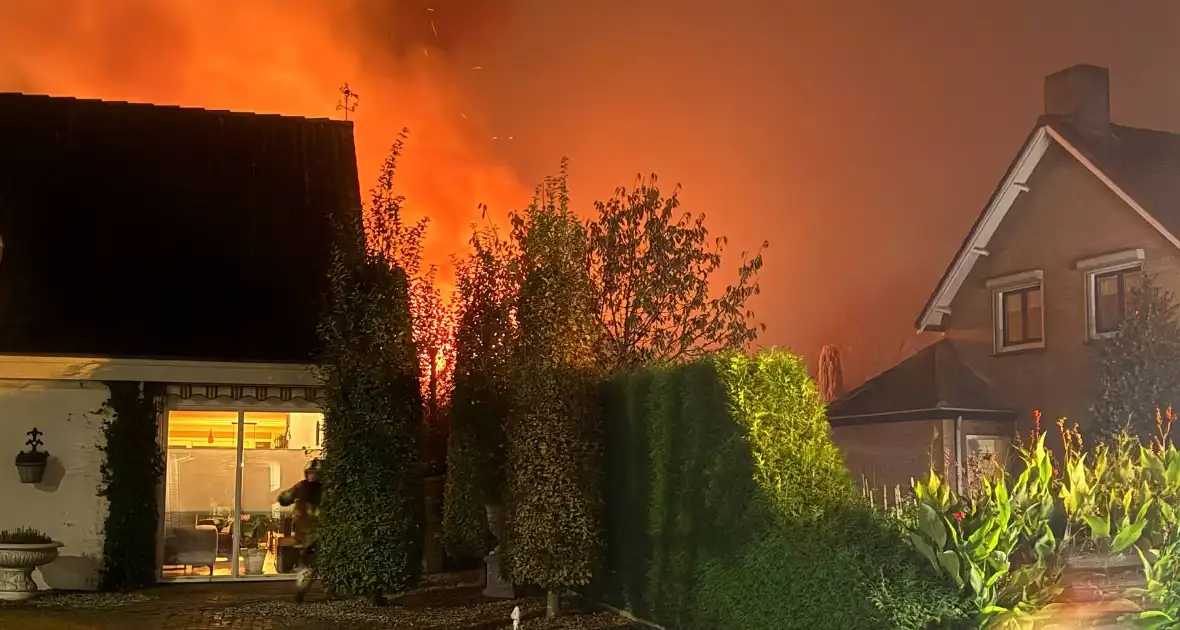 Vlammen slaan uit dak van schuur - Foto 2