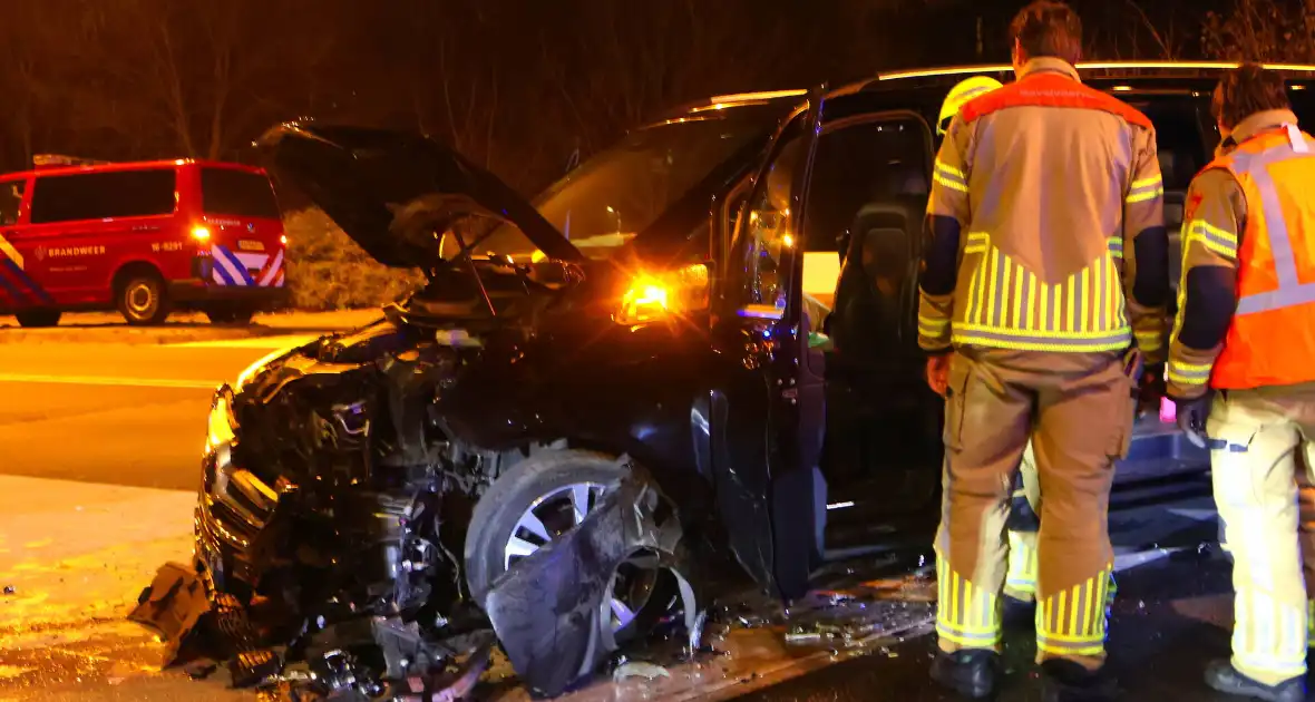 Taxichauffeur door brandweer uit bus bevrijdt