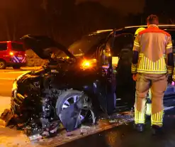 Taxichauffeur door brandweer uit bus bevrijdt