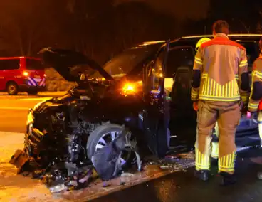 Taxichauffeur door brandweer uit bus bevrijdt