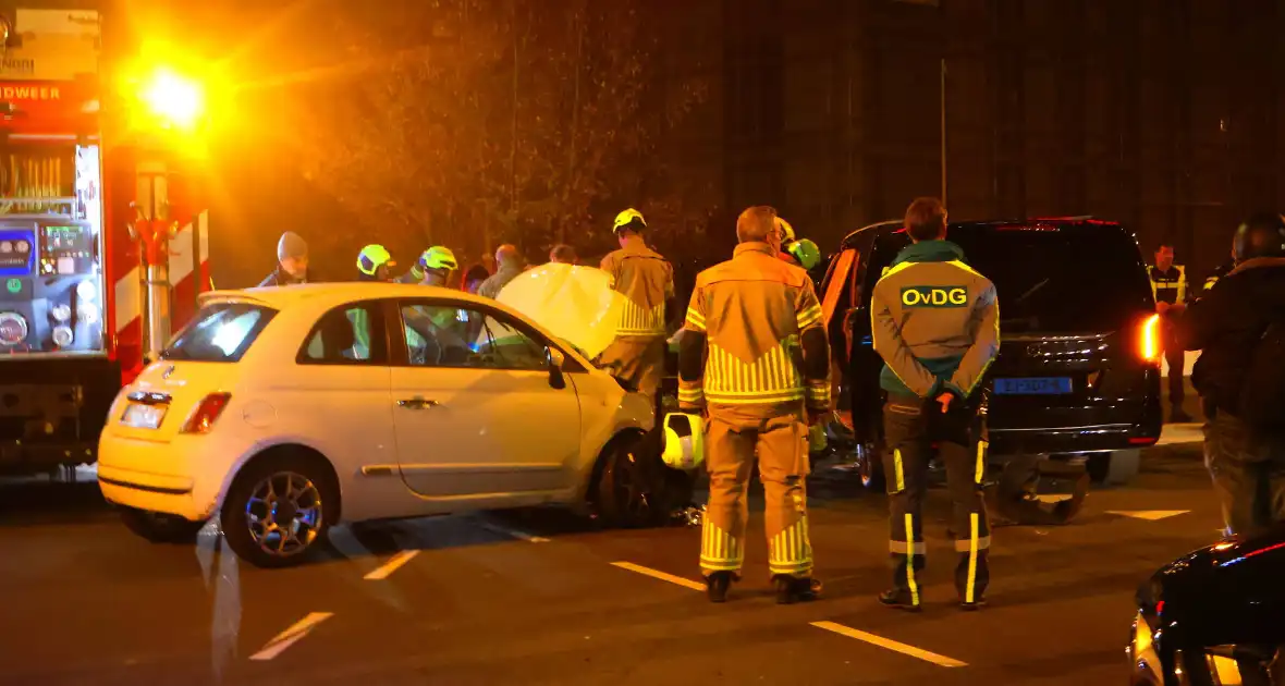 Taxichauffeur door brandweer uit bus bevrijdt - Foto 1