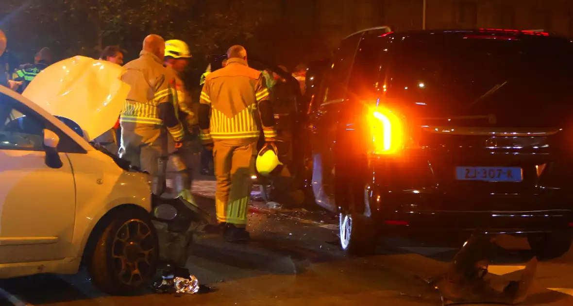 Taxichauffeur door brandweer uit bus bevrijdt - Foto 10