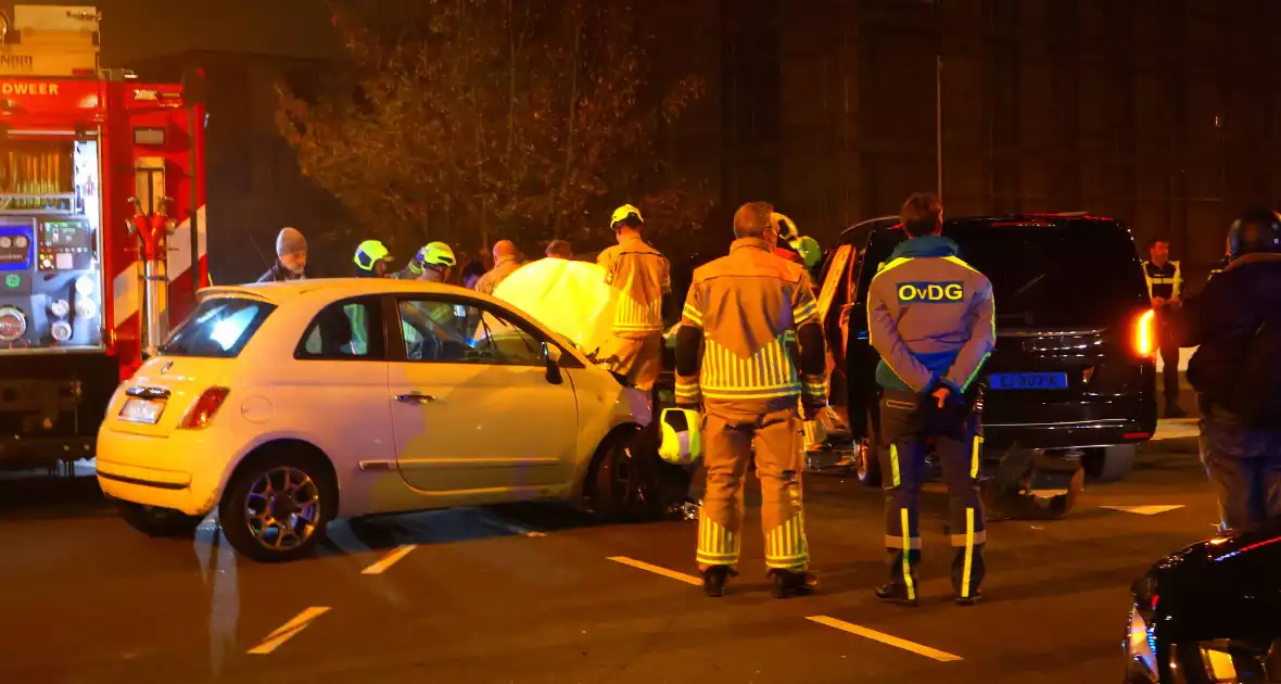 Taxichauffeur door brandweer uit bus bevrijdt - Foto 2