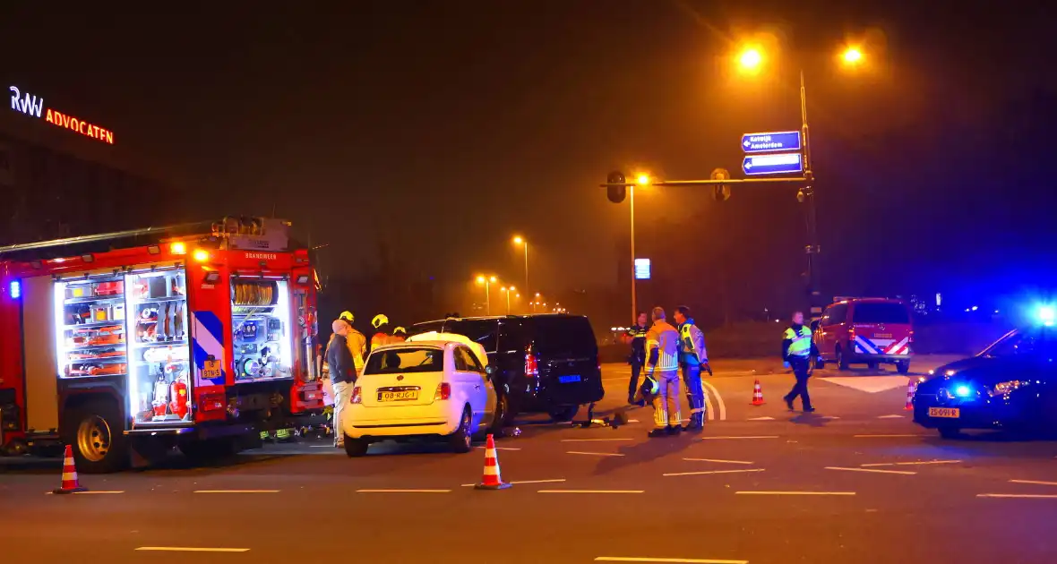 Taxichauffeur door brandweer uit bus bevrijdt - Foto 3