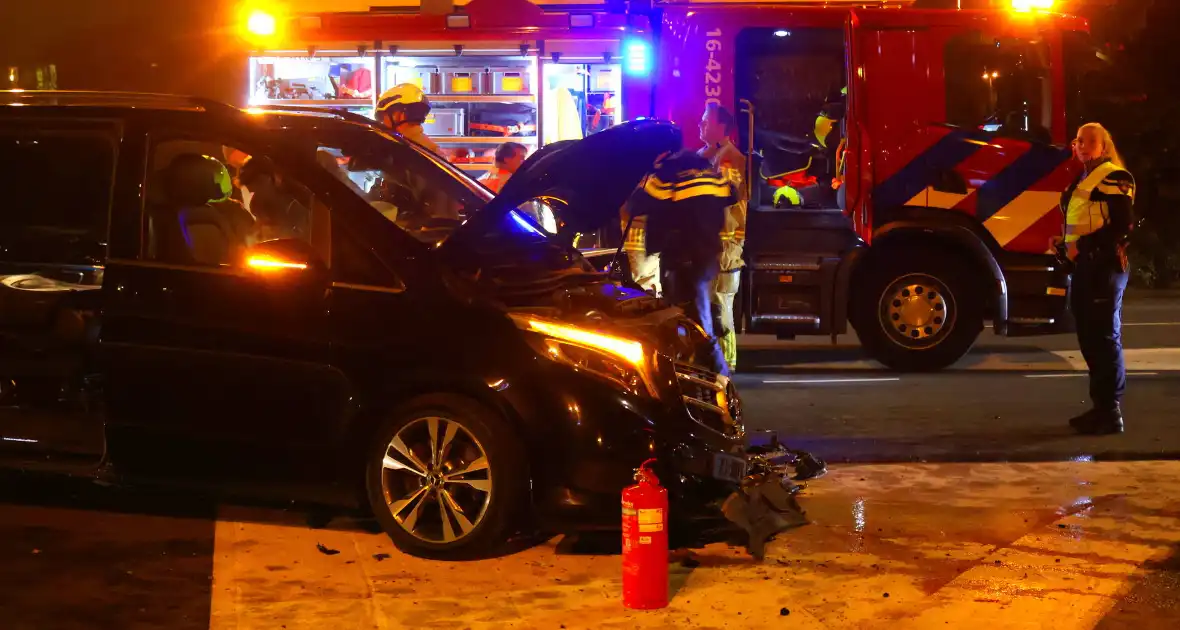 Taxichauffeur door brandweer uit bus bevrijdt - Foto 5