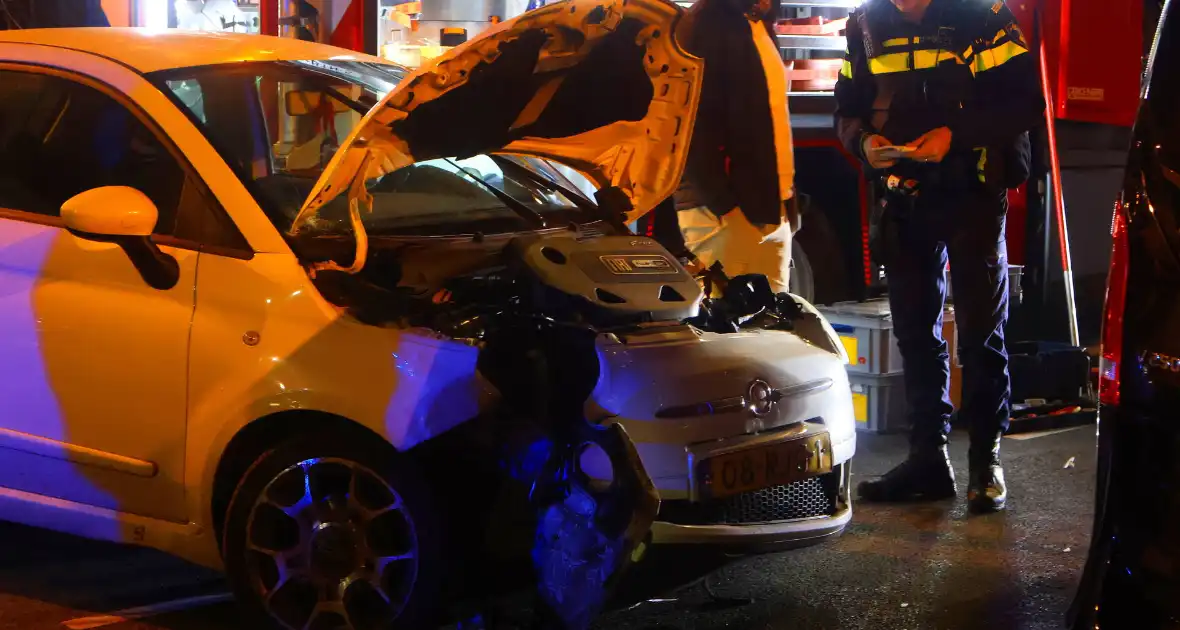 Taxichauffeur door brandweer uit bus bevrijdt - Foto 7