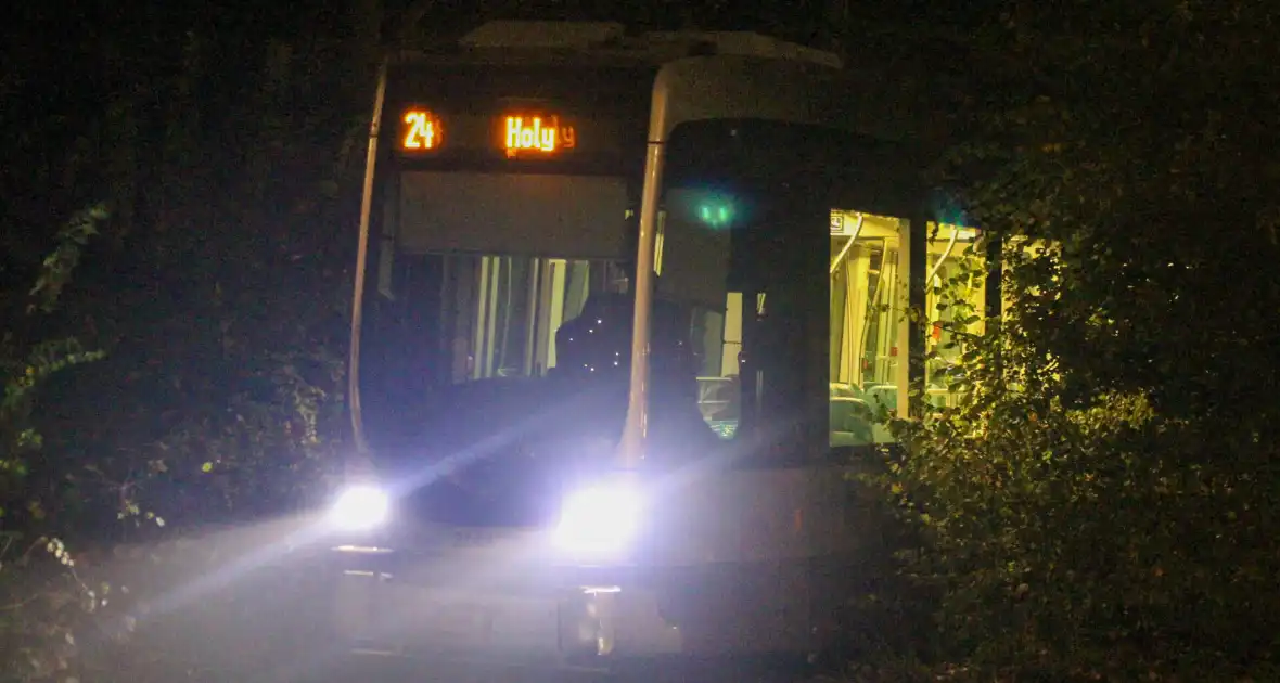 Tram beschadigd na aanrijding - Foto 3