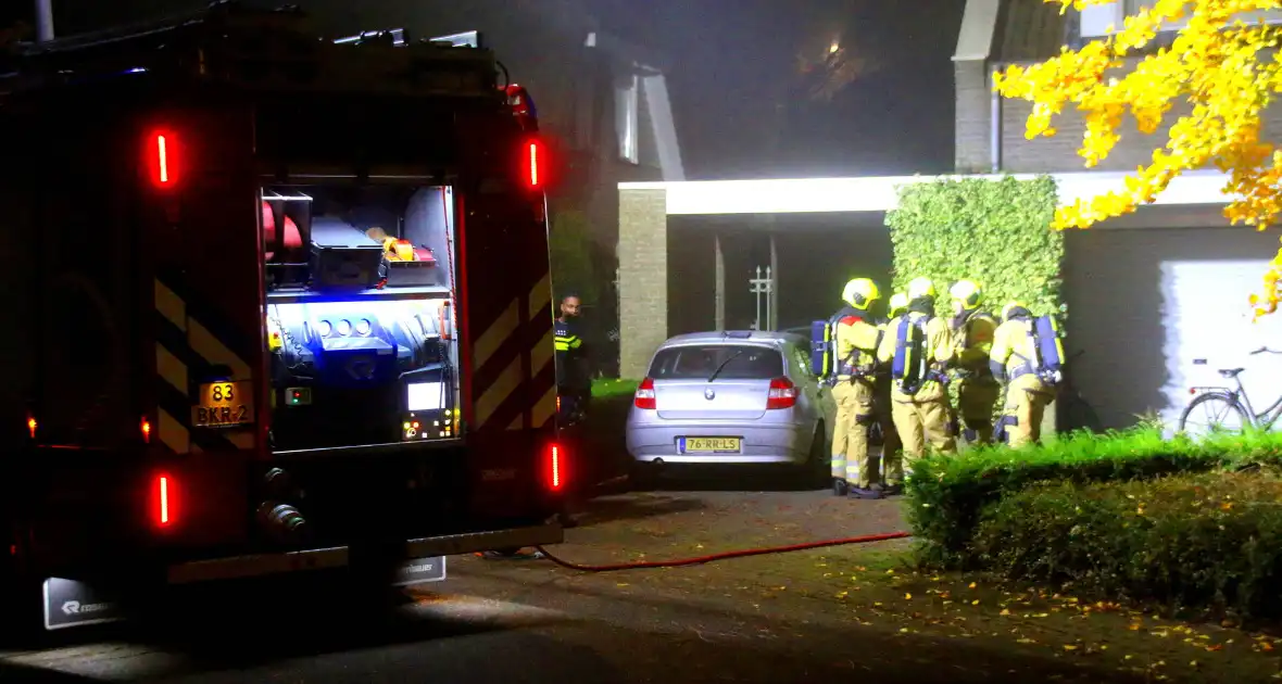 Brandweer blust brand in keuken, bewoner nagekeken