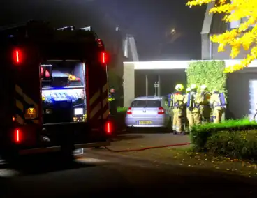 Brandweer blust brand in keuken, bewoner nagekeken