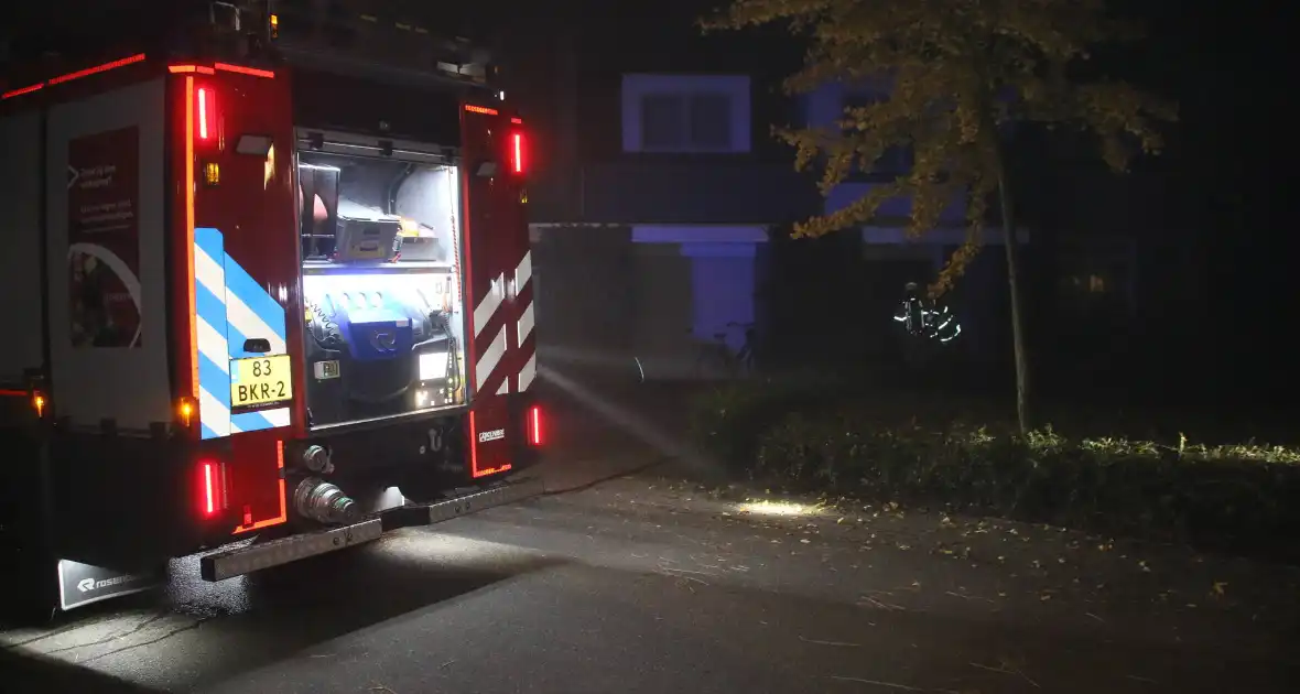 Brandweer blust brand in keuken, bewoner nagekeken - Foto 1