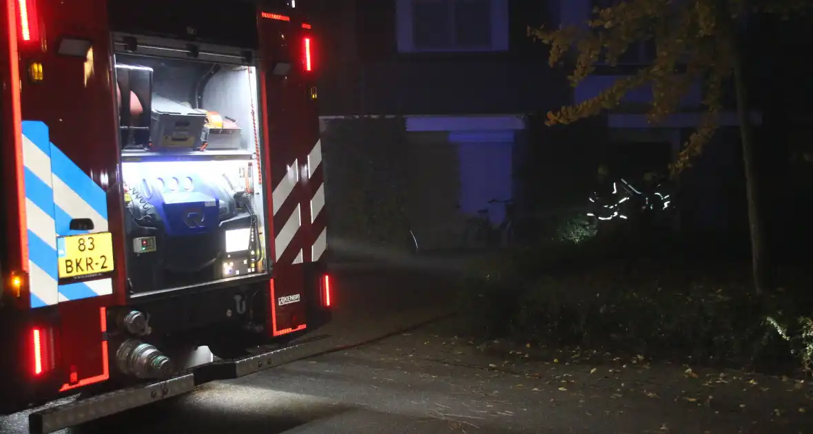 Brandweer blust brand in keuken, bewoner nagekeken - Foto 3