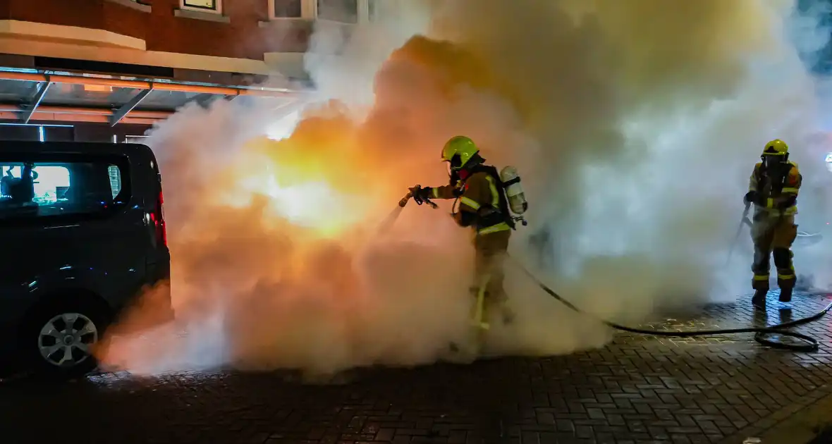 Auto gaat in vlammen op en zorgt voor forse rookontwikkeling