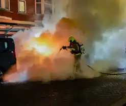 Auto gaat in vlammen op en zorgt voor forse rookontwikkeling