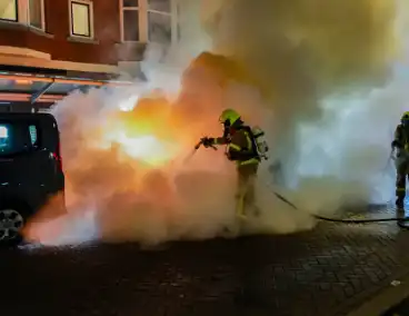 Auto gaat in vlammen op en zorgt voor forse rookontwikkeling