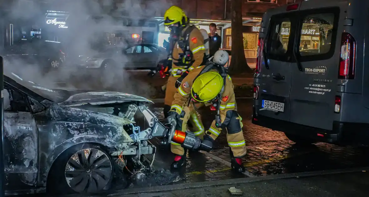 Auto gaat in vlammen op en zorgt voor forse rookontwikkeling - Foto 1