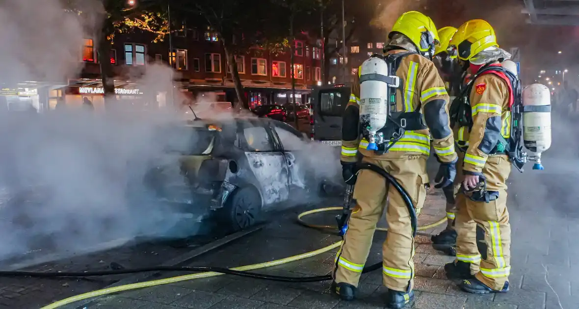 Auto gaat in vlammen op en zorgt voor forse rookontwikkeling - Foto 2