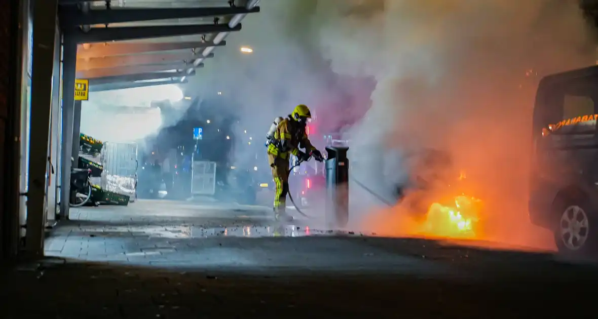 Auto gaat in vlammen op en zorgt voor forse rookontwikkeling - Foto 4