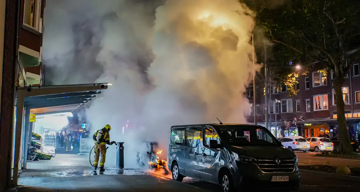 Auto gaat in vlammen op en zorgt voor forse rookontwikkeling - Foto 5