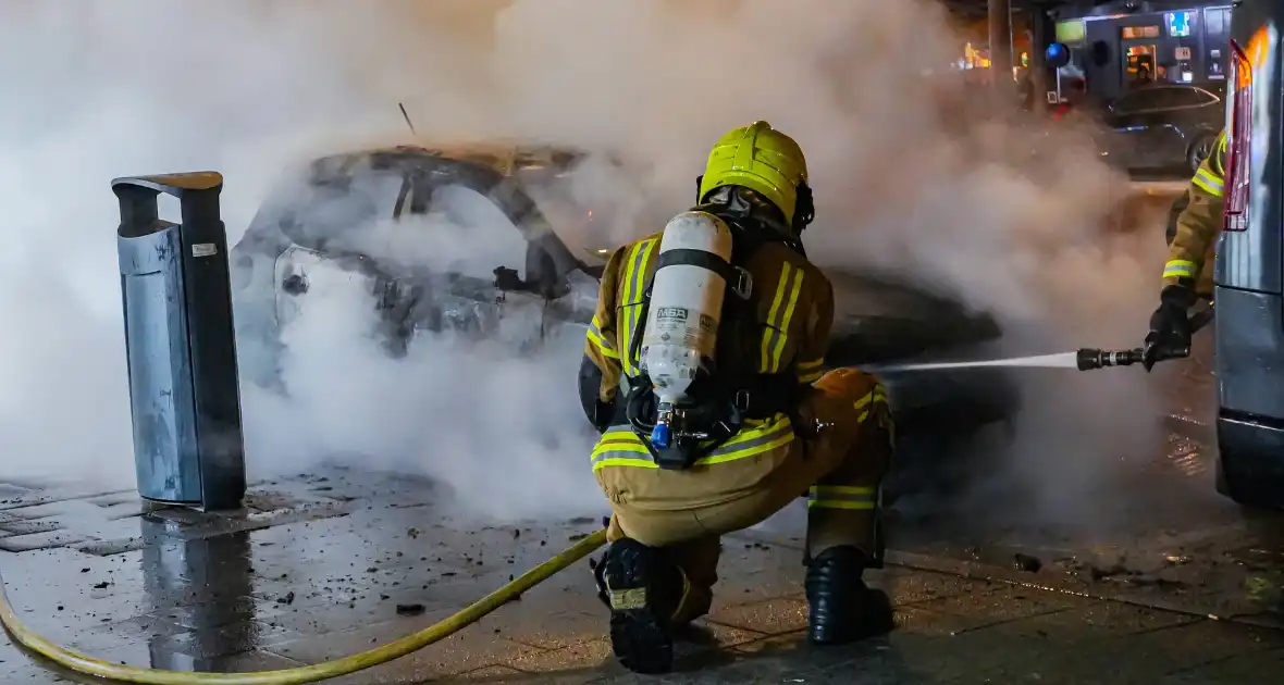 Auto gaat in vlammen op en zorgt voor forse rookontwikkeling - Foto 6