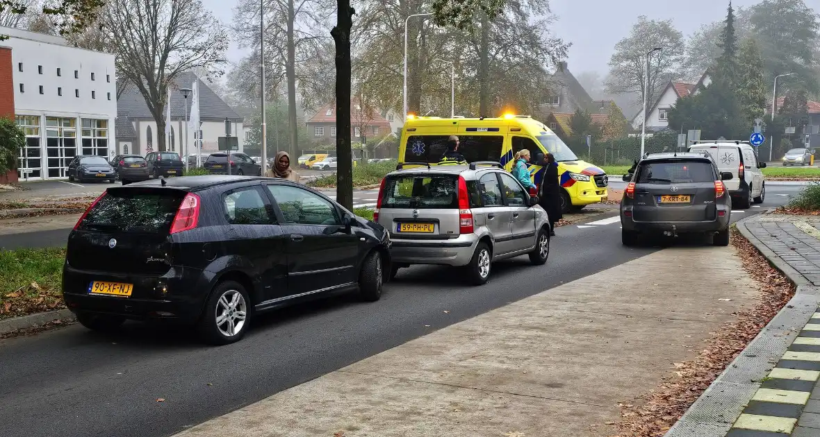 Kop-staart ongeval voor rotonde